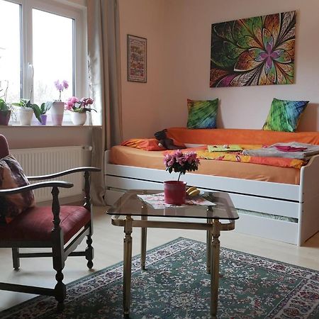 Weltoffenes Privates Gaestezimmer Bei Lgbtq Freundlichen Gastgeber Der Mit In Der Wohnung Lebt Berlin Extérieur photo