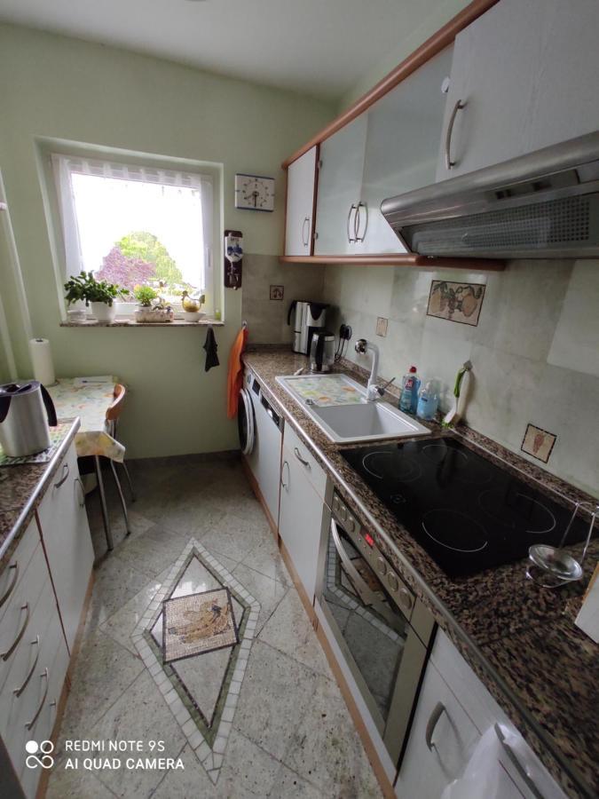 Weltoffenes Privates Gaestezimmer Bei Lgbtq Freundlichen Gastgeber Der Mit In Der Wohnung Lebt Berlin Extérieur photo