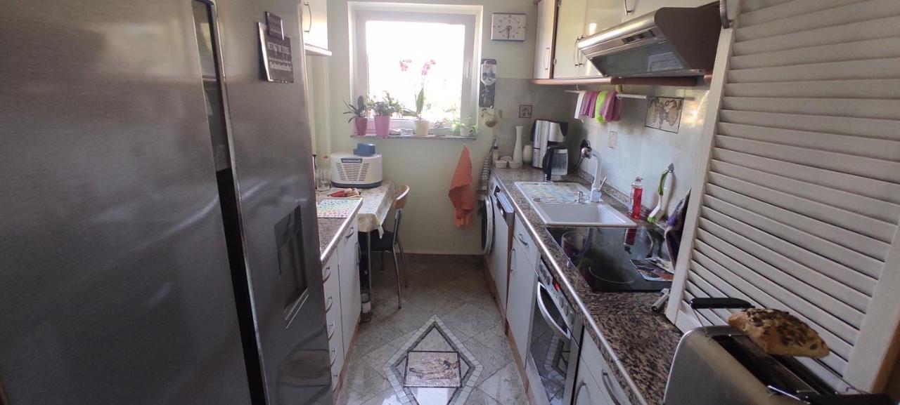 Weltoffenes Privates Gaestezimmer Bei Lgbtq Freundlichen Gastgeber Der Mit In Der Wohnung Lebt Berlin Extérieur photo