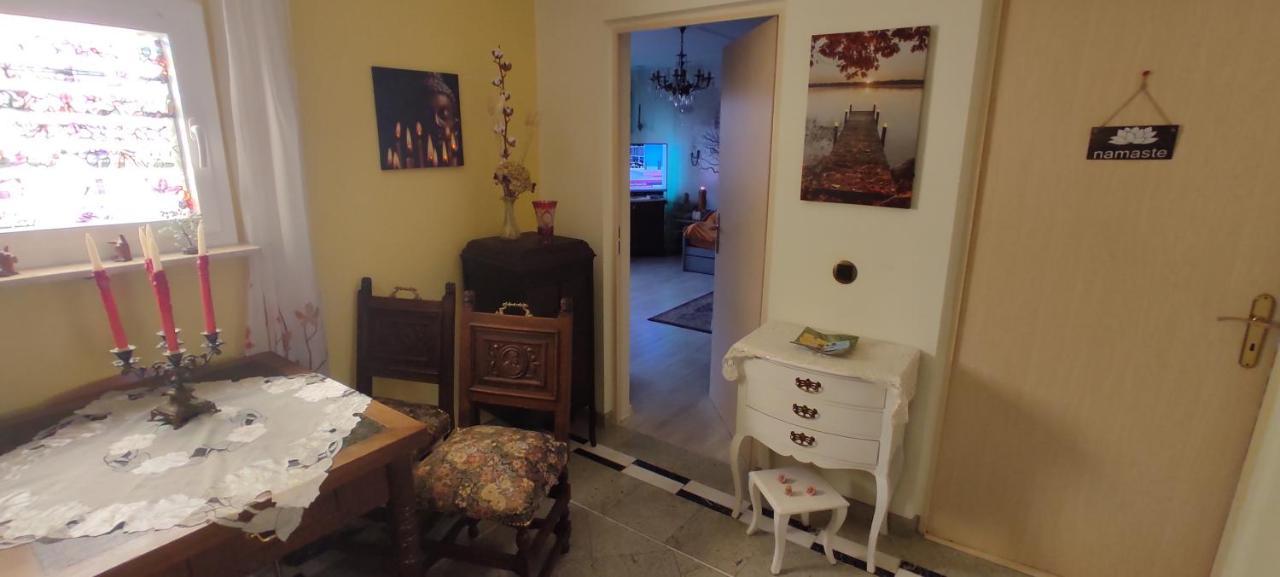 Weltoffenes Privates Gaestezimmer Bei Lgbtq Freundlichen Gastgeber Der Mit In Der Wohnung Lebt Berlin Extérieur photo