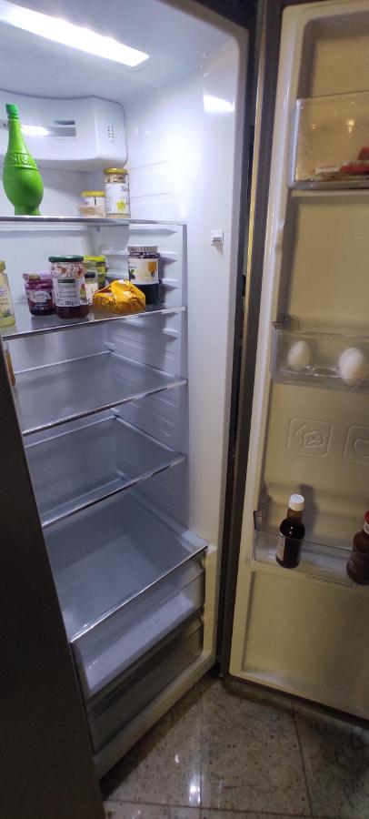 Weltoffenes Privates Gaestezimmer Bei Lgbtq Freundlichen Gastgeber Der Mit In Der Wohnung Lebt Berlin Extérieur photo