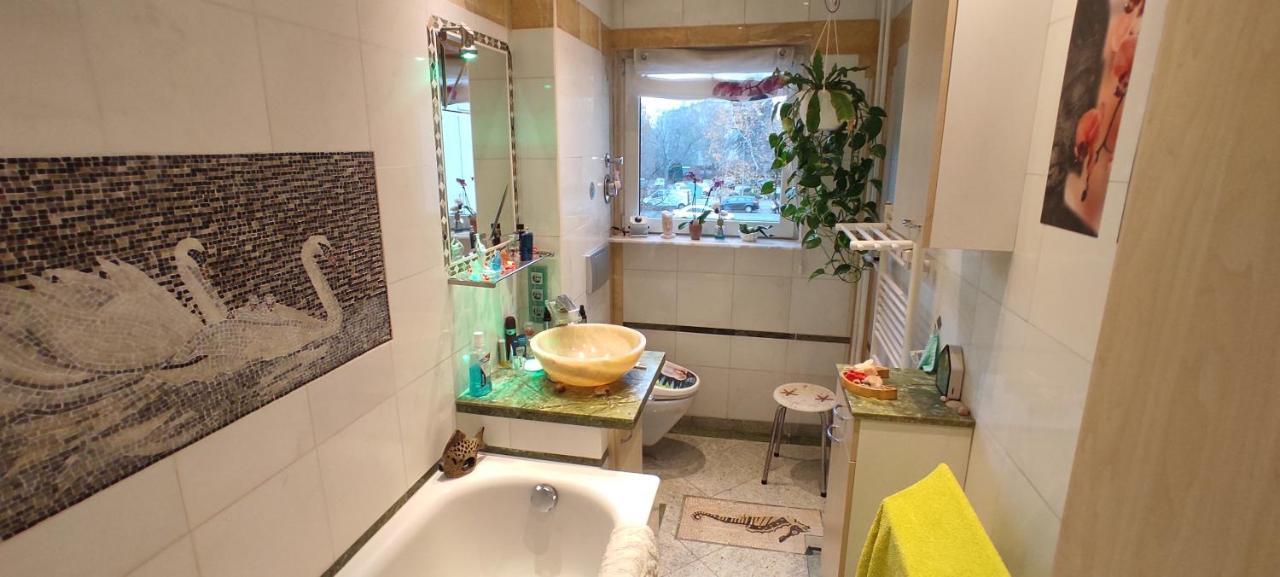 Weltoffenes Privates Gaestezimmer Bei Lgbtq Freundlichen Gastgeber Der Mit In Der Wohnung Lebt Berlin Extérieur photo