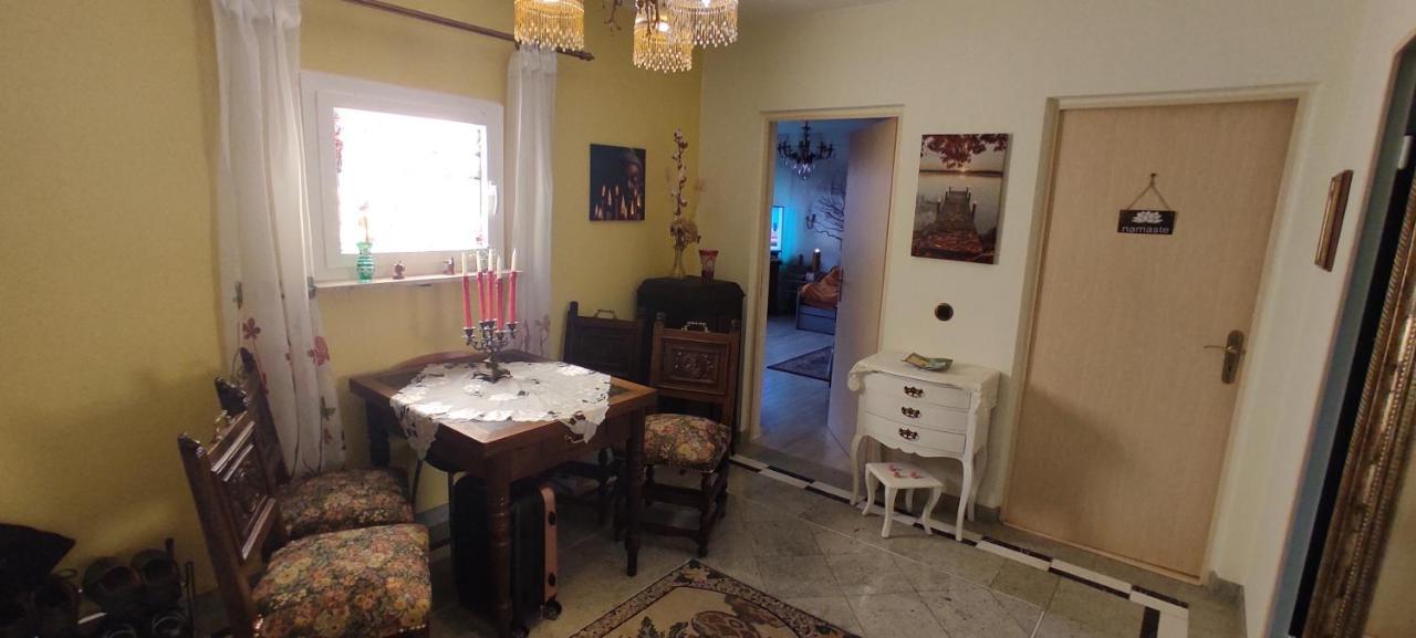 Weltoffenes Privates Gaestezimmer Bei Lgbtq Freundlichen Gastgeber Der Mit In Der Wohnung Lebt Berlin Extérieur photo
